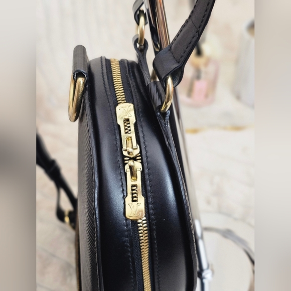 🔥😍GIFTABLE- Beautiful Condition 🔥😍 Authentic Louis Vuitton Epi Backpack - Picture 12 of 17